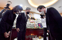 [포토] 노태우 전 대통령 빈소서 유족과 인사나누는 이낙연