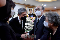 [포토] 노 전 대통령 유족들 위로하는 이홍구 전 국무총리