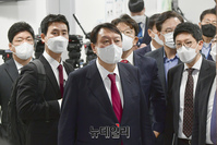 [포토] 소통관 입장하는 윤석역 예비후보