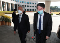 [포토] 국정원 들어서는 김경협 국회 정보위원장