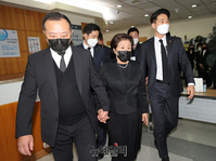 [포토] 노태우 전 대통령 빈소 조문하는 이순자 여사