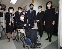 [포토] 故 노태우 전 대통령 입관식 위해 이동하는 유족들