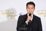 [포토] 대중문화예술상, 대통령 표창 받는 정우성