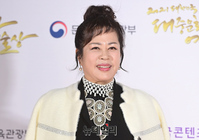 [포토] 이자연 가수협회장 "이장희 선배 축하하러 왔어요"