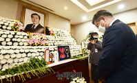 [포토] 노태우 전 대통령 빈소 조문하는 윤호중 원내대표