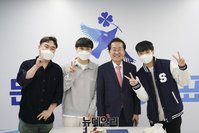 [포토] '홍준표 월드컵' 수상자들과 기념촬영하는 홍준표 후보