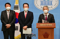 [포토] 윤석열 지지선언문 낭독하는 김동철 전 의원