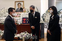 [포토] 노태우 전 대통령 빈소 조문하는 박지원 국정원장