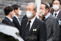 [포토] 노태우 전 대통령 노제 마치고 이동하는 김종인