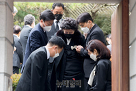 [포토] 노태우 전 대통령 영결식장 향하는 김옥숙 여사