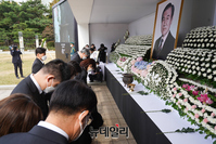 [포토] 노태우 전 대통령 영결식서 묵념하는 유족들