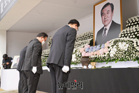 [포토] 노 전 대통령 국가장 영결식 참석한 김부겸 국무총리