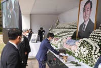 [포토] 노 전 대통령 국가장 영결식서 헌화하는 이준석 국민의힘 대표