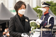 [포토] 노태우 전 대통령 영결식서 헌화하는 노정희