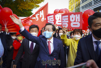 [포토] 일대일 맞수토론회에 앞서 지지자들과 인사하는 홍준표