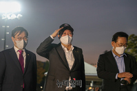 [포토] 대구 수성못서 시민들에게 경례하는 윤석열