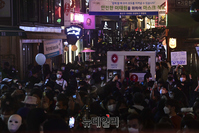 [포토] '위드 코로나' 앞두고 북적이는 이태원