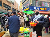 [포토] 수원 지동시장 찾은 조원진 우리공화당 후보