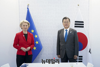 [포토] 한·EU 정상회담서 기념촬영하는 문재인·우르줄라 폰데어라이엔