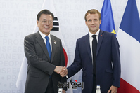 [포토] 한·프랑스 정상회담서 마크롱 대통령과 기념촬영하는 文대통령