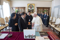 [포토] 프란치스코 교황과 선물 주고 받는 문재인 대통령