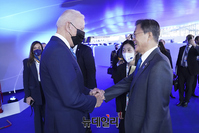 [포토] G20 정상회의서 조 바이든 美 대통령과 악수 나누는 文대통령
