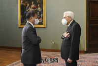 [포토] 인사나누는 文 대통령과 세르지오 마타렐라 이탈리아 대통령