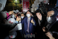 [포토] 대선 경선후보자 토론회 앞서 지지자들과 인사 나누는 윤석열