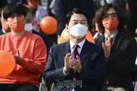 [포토] 제20대 대통령 선거 출마 기자회견서 박수치는 안철수