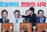 [포토] 대선 예비후보들 사진 바라보는 이준석 대표