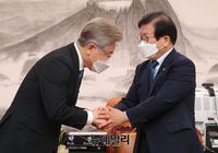 [포토] 인사 나누는 박병석·이재명