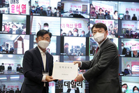 [포토] 경기혁신포럼, 정책건의서 전달받는 윤석열 후보