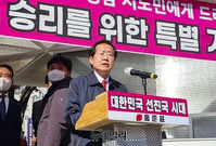 [포토] 부산역 광장 찾은 홍준표 "YS이후 PK지역 잇는 대통령 되게 도와달라"