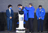 [포토] 선대위원장 들에게 유니폼 입혀주는 이재명 대선후보