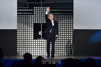 [포토] 단상으로 나서는 이재명 민주당 대선후보