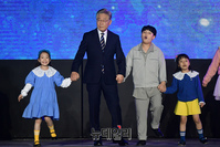 [포토] 아이들과 함께 노래하는 이재명