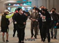 [포토] 특검수용 도보행진 나선 원희룡, 잠수교서 시민과 인사