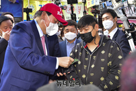 [포토] 남대문시장서 모자 구매하는 윤석열