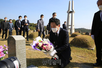 [포토] 5.18 묘지 찾은 원희룡 예비후보
