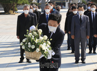 [포토] 헌화하는 원희룡 국민의힘 대선 예비후보