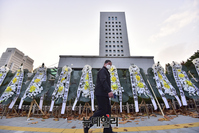 [포토] 대검찰청 앞에 놓인 대장동 게이트 특검 촉구 근조화환