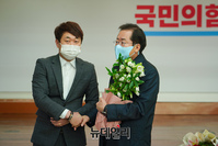 [포토] 꽃다발 받은 홍준표 국민의힘 대선 예비후보