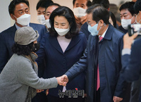 [포토] 지지자들과 인사 나누는 홍준표 