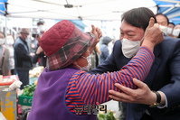 [포토] 포천 송우시장 찾은 윤석열 국민의힘 대선 예비후보