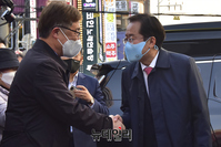 [포토] 홍대서 만난 홍준표-최재형