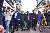 [포토] 경선 D-1, 홍대거리 찾은 홍준표