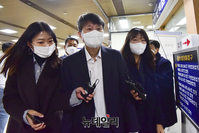 [포토] 2심 선고공판 출석하는 유재수...징역1년 집행유예2년 