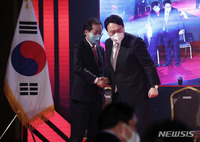 [포토] 윤석열 축하하는 홍준표 "경선 결과 깨끗하게 승복"