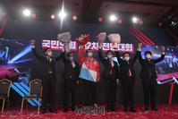 [포토] 손 맞잡은 국민의힘 대선 경선 후보들