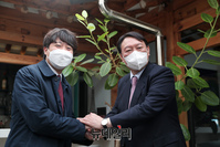 [포토] 인사 나누는 이준석·윤석열